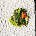 Salade de la Pinte des Mossettes: fleur de sauge sclarée, fleur de capucine et huile de sauge sclarée.