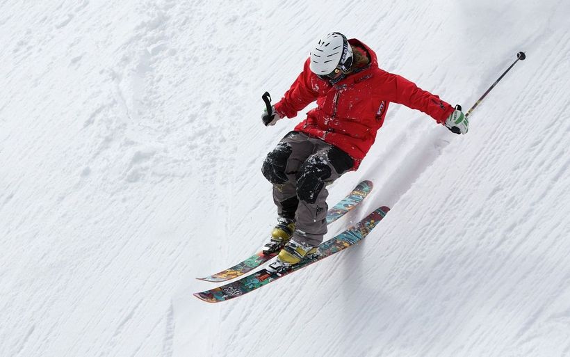 Junge Person am Skifahren