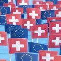 Symbolbild Flaggen Europa und Schweiz
